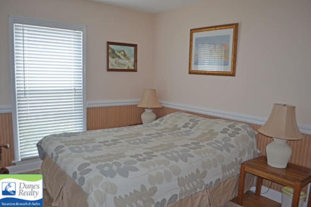 Bedroom with Queen size bed