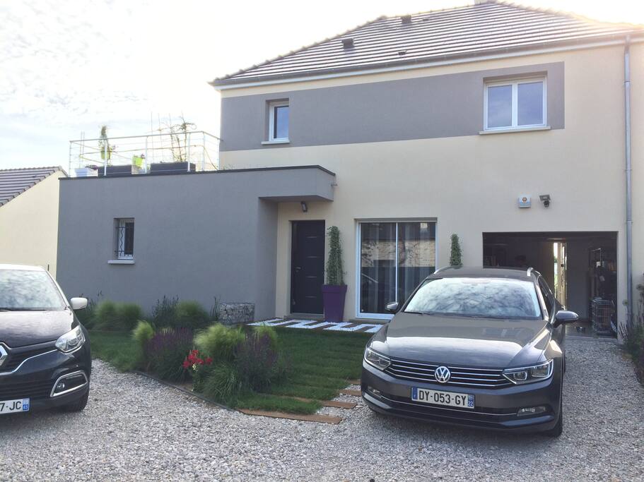 ENTREE DE LA MAISON AVEC PARKING PRIVATIF.