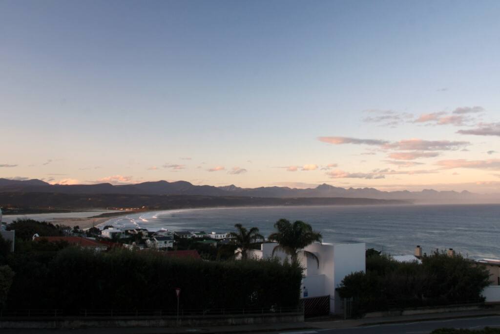 Sparkling Seaviews offers views over the bay and beach to the Tsitsikamma Mountains beyond.