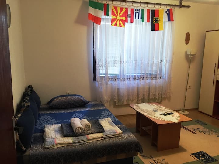 Дневна соба со кауч.