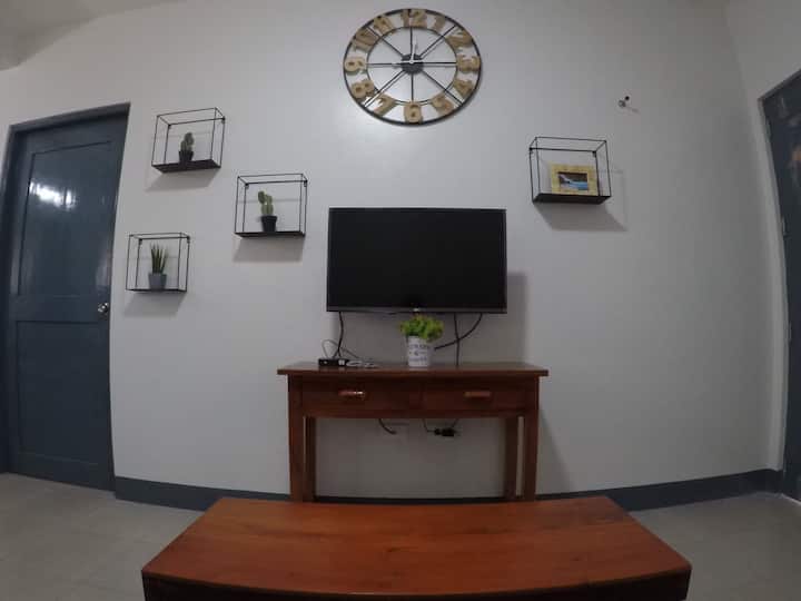 يتوفر تلفزيون ديانا بليس (تلفزيون ABS - CBN Plus) في منطقة المعيشة (الصورة في الطابق الأرضي). قم بتشغيل مقاطع الفيديو من هاتف Android الخاص بك إلى التلفزيون باستخدام مرآة الشاشة.