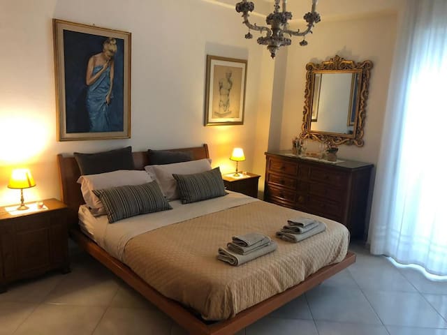 Elegante Napoli Centro / wifi veloce/posto auto