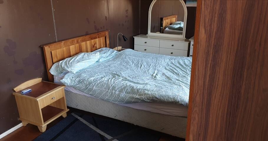 Private Room in St Albans VIC