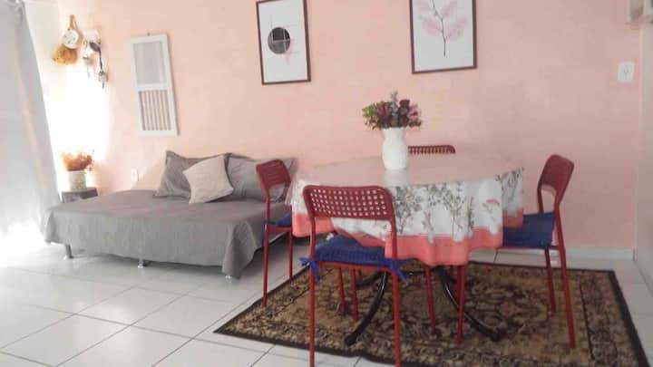 エアコン、丸いテーブルと4つの椅子、2つのソファベッド、本棚、2つのオフィステーブル、ロータリーチェアを備えた広いリビングルームは、ホームオフィスで仕事をすることができます！