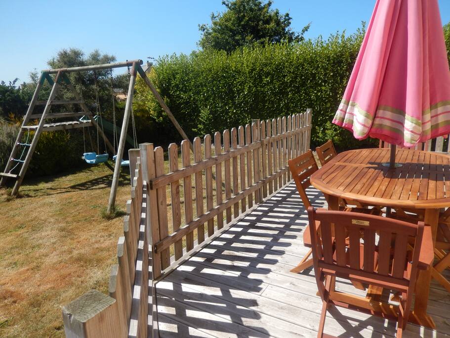 Terrasse et petit jardin clos