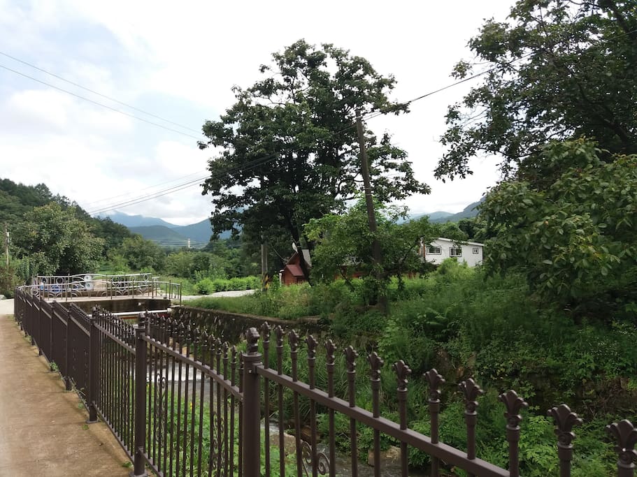 샘물가 나무집 입구입니다.
Entrance Area to Fountain House.