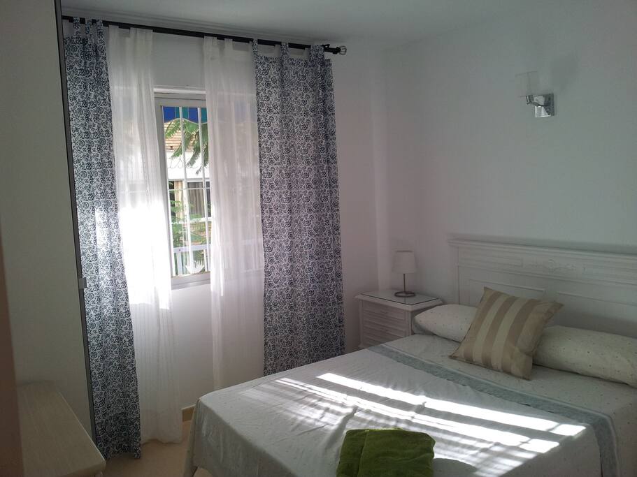 dormitorio con amplia ventana a la calle