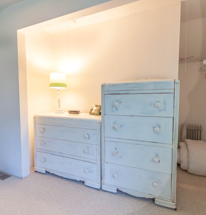 Ამ ოთახს სამი გოგონა ეზიარებოდა...ასე რომ, ორი კომოდი.  Კარადა მარჯვნივ.  Შესანიშნავი ორსართულიანი ოთახი ბავშვებისთვის/სტუმრებისთვის.