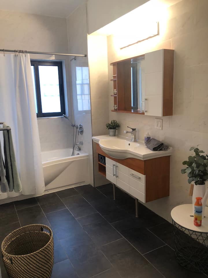 Fully Furnished 2 beds apartment with view to NYC