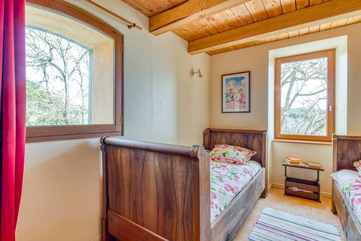 Chambre 3, j'aimerais dormir près de la fenêtre car ensuite je peux voir la piscine