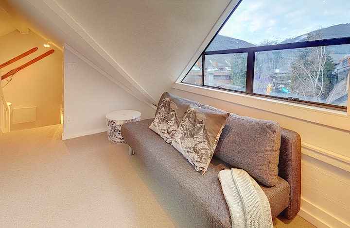 Podkrovie na hornom poschodí s rozkladacou pohovkou pre menšiu manželskú posteľ, ktorá vedie do hlavnej spálne