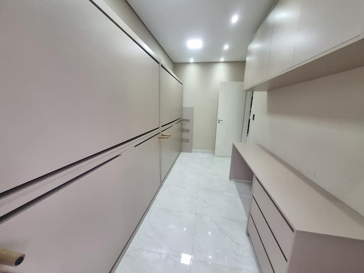  4 Beliches de Embutir e estação de trabalho, iluminação de Led, armários espaçosos c/ roupas de cama e Travesseiros disponíveis
