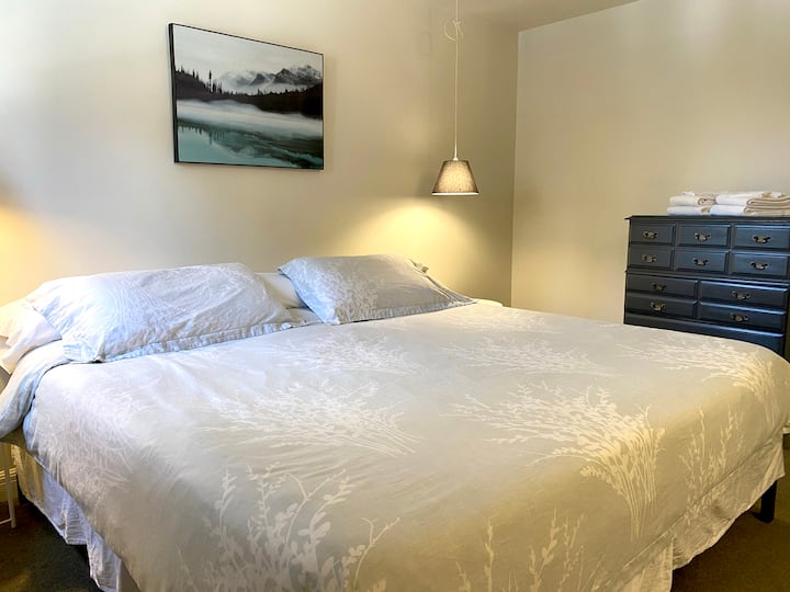 Prvá spálňa s manželskou posteľou. 
/ Prvá spálňa s manželskou posteľou veľkosti King. 