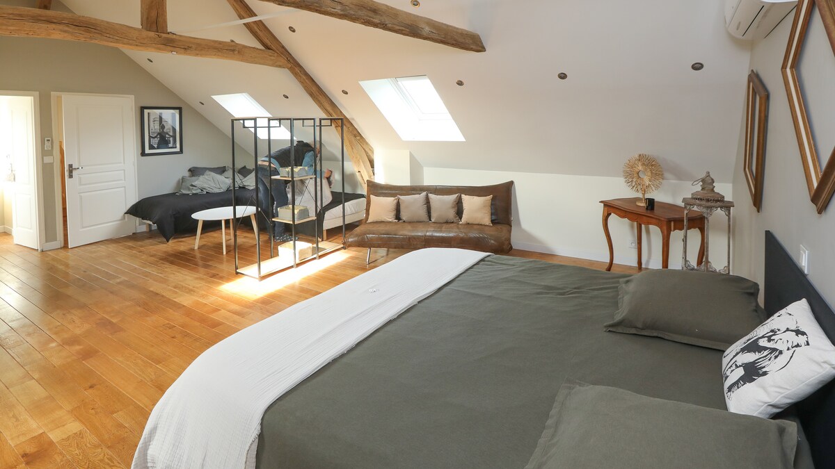 lit 180 en suite nuptiale
ou lit 180 et 5 lits simples en famille, salle de bain et WC privatifs