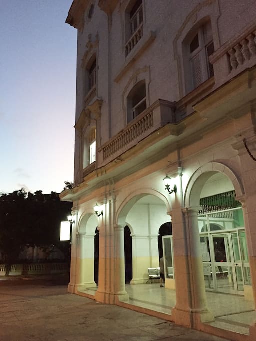 Debajo del apartamento se sitúa una de las principales farmacias de La Habana