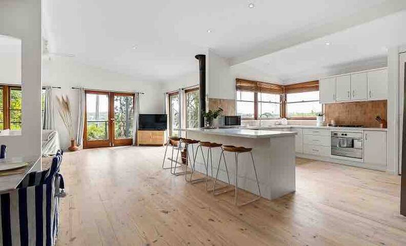 My Champagne Deck by MyCoastline Accommodation gallery image 3