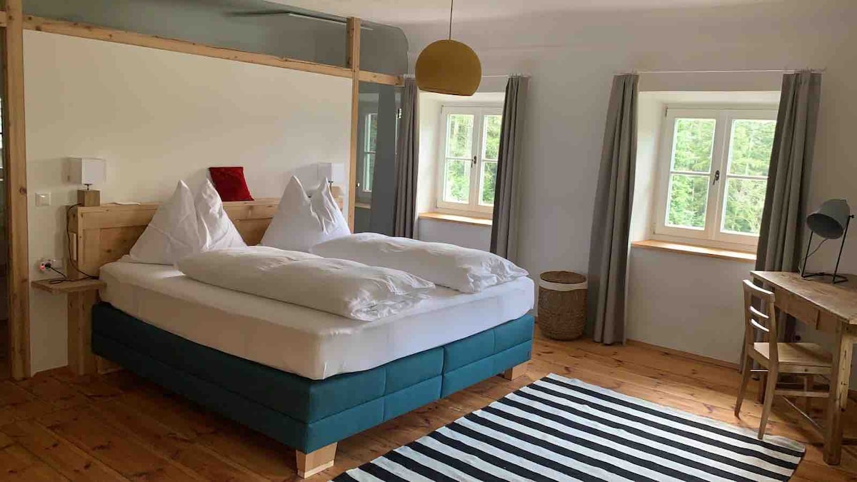 Bedroom 1 with 200x200cm box spring bed