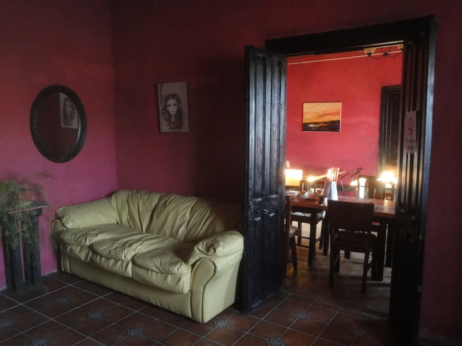 Sala de estar, y salón de Té y Cafetería.