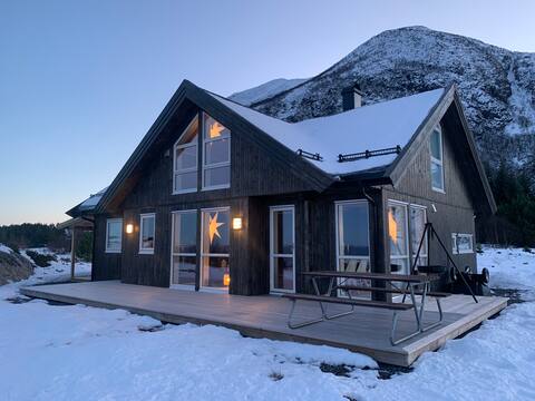 Cozy cabin by the Great Sea and Midsundtrappene