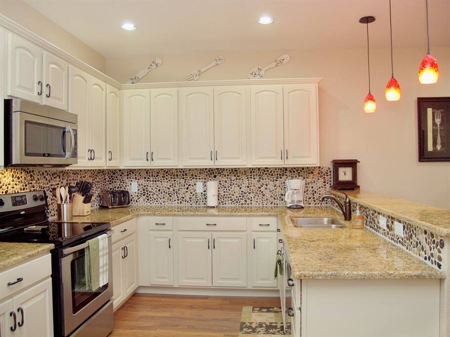 Hinman Haus B-Entry & Kitchen Area