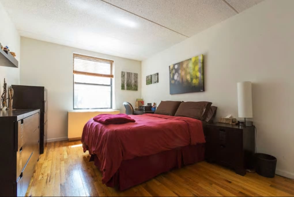 very spacious bedroom - plenty of room for dressing!