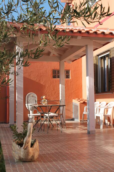 gazebo con tavolo da giardino