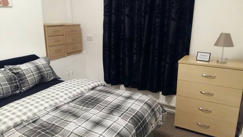 Cozy Three Bedroom Home Media City/ Free Beverages gallery image 5