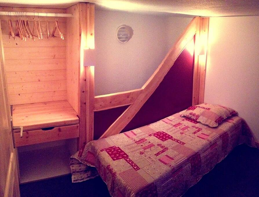 Chambre B : 1 lit / espace TV DVD