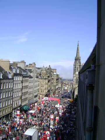 On Royal Mile, unusually spacious apartment gallery image 2