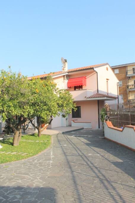 Appartamento al primo piano con giardino di arance e limoni e piante grasse