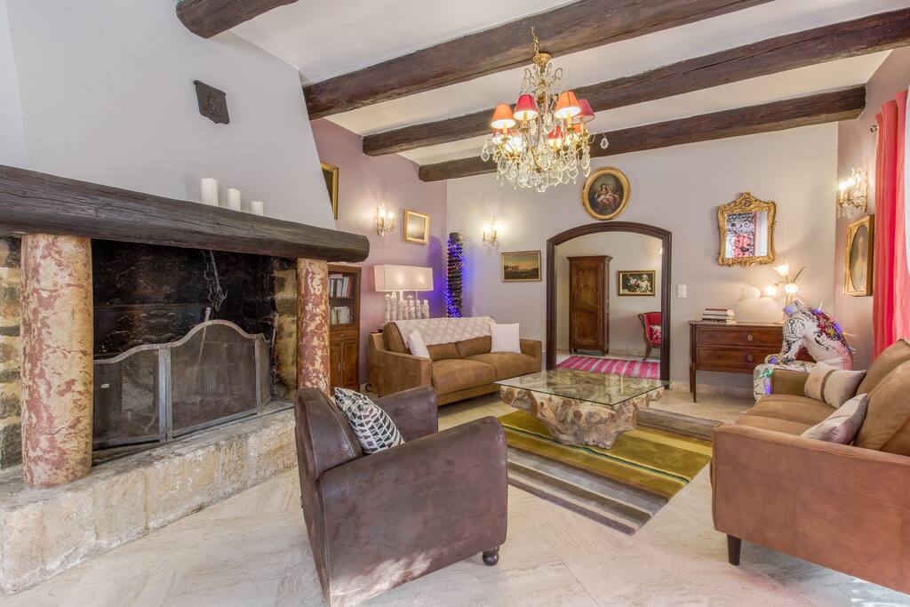 Living room with many sofas