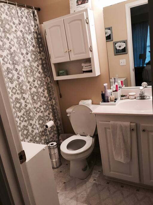 En suite bathroom, bedroom
One