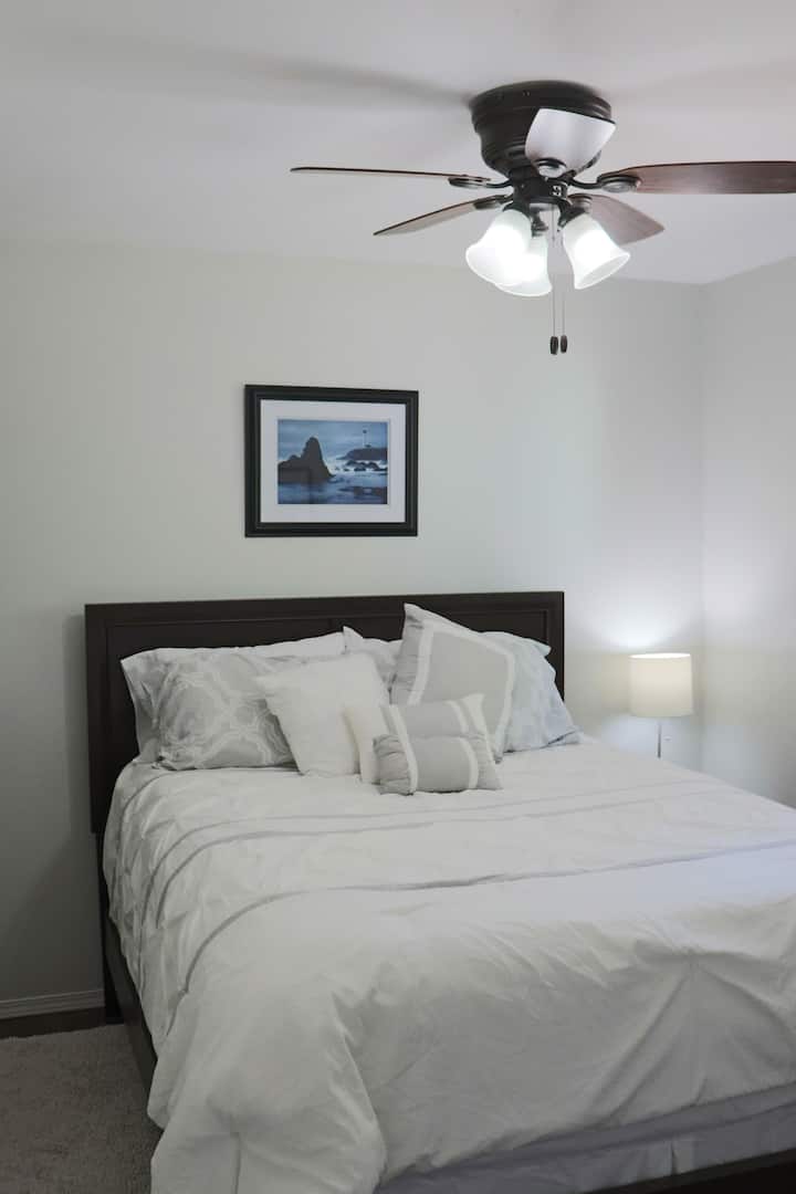 Segundo dormitorio con cama tamaño queen.