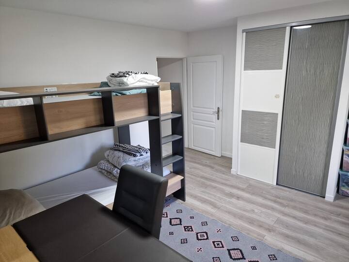 Habitación con litera y armario empotrado 