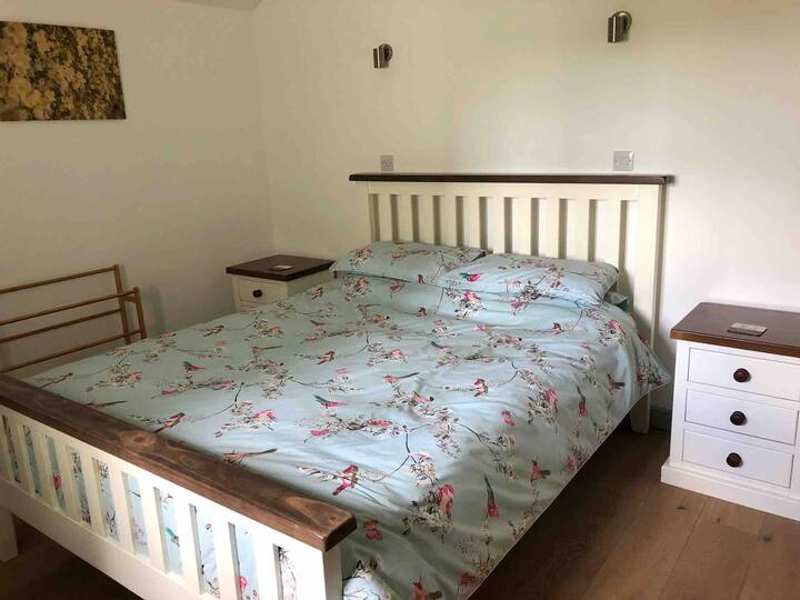 配备加大双人床