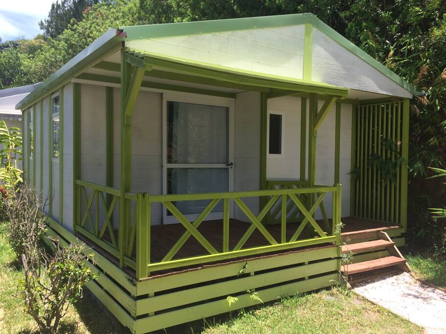 En famille ou entre amis, notre bungalow meublé et tout équipé " Les vétivers" peut accueillir jusqu'à 5 personnes