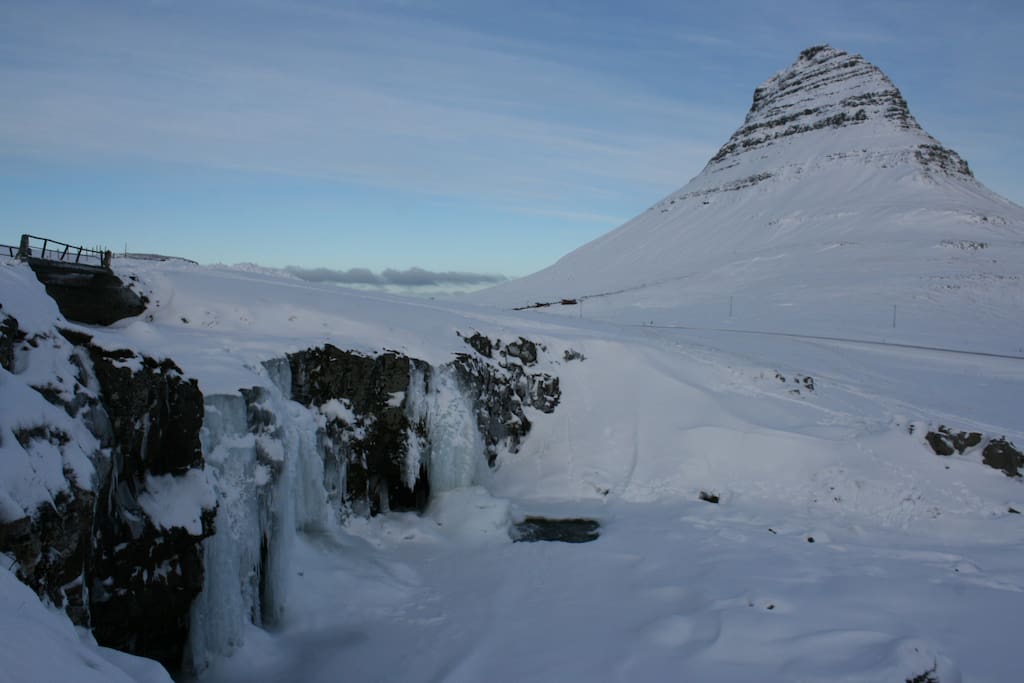 Kirkjufell og Kirkjufellsfoss are within driving distance, only few minutes away.