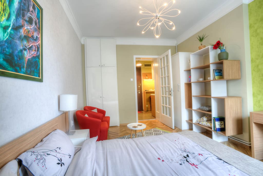 This is a 23 sq m studio apartment with one queen size bed