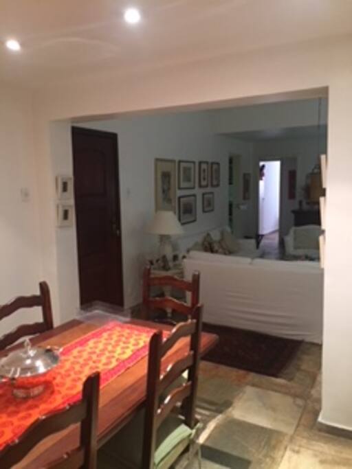O apartamento 'r fresco e possui Wi-fi em toda a sua extensão.