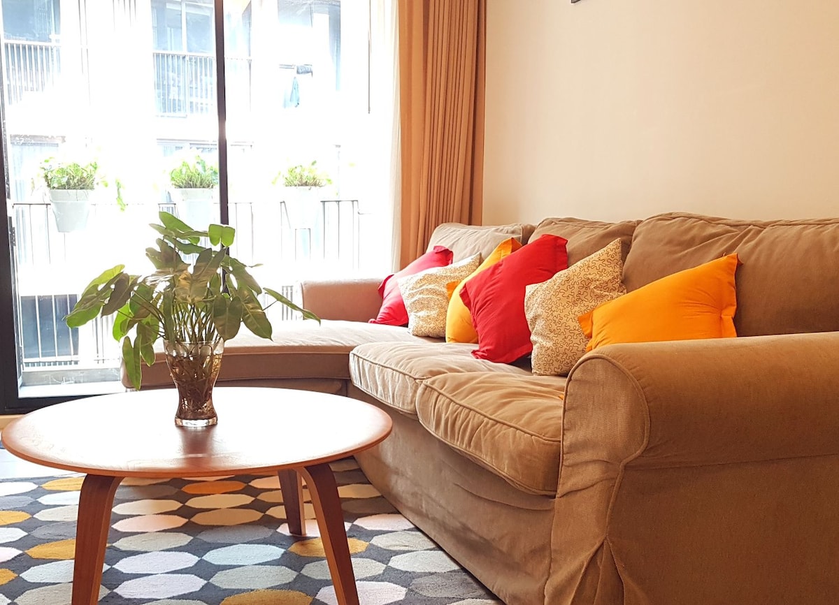 أريكة واسعة ومريحة