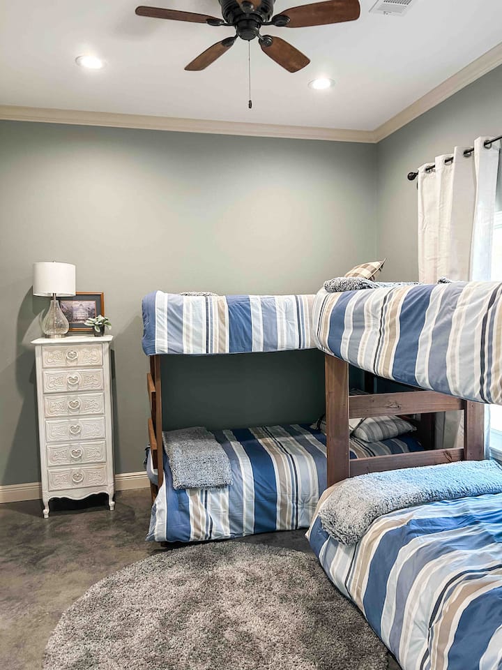 ห้องนอนสำหรับผู้เข้าพัก (เตียงสองชั้นสำหรับเด็กพร้อมของเล่นในตู้เสื้อผ้า)