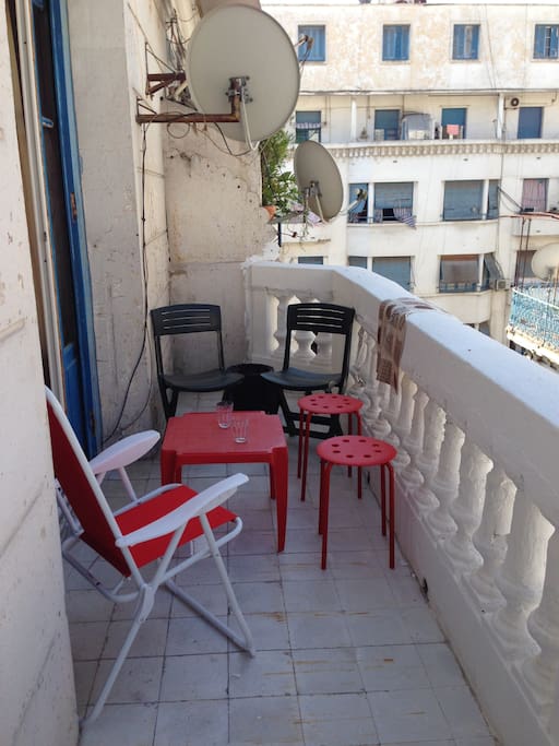 Balcon qui longe le coin sejour et la chambre