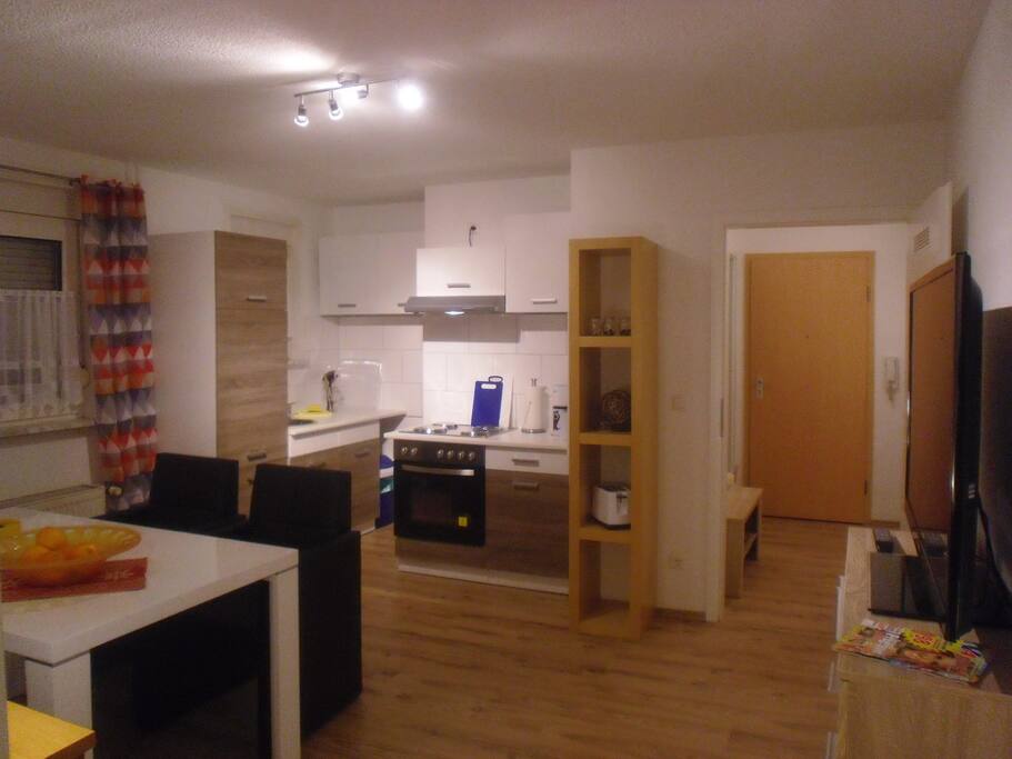 große Wohnküche mit Einbauküche, Herd Kühlschrank, Mikrowelle, Kaffeemaschine, Toaster etc