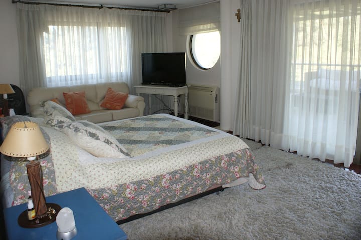 ห้องนอนใหญ่พร้อมเครื่องปรับอากาศ