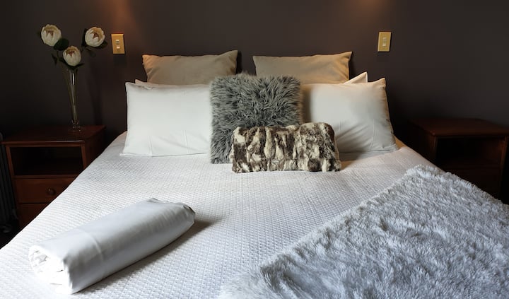 带套房的加大双人床主卧二楼
1张加大双人床
1张加大双人床
1张单人矮床可放置在抽屉尽头  