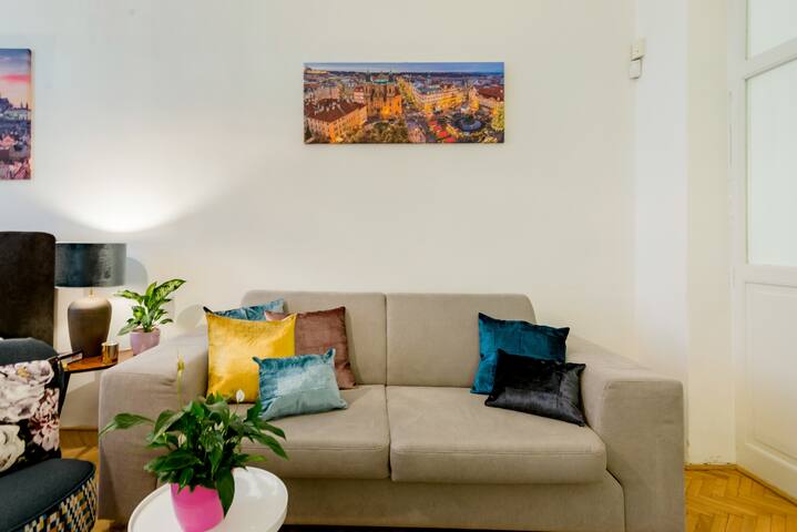 Walk to Historic Sites from a 13th Century Building gallery image 3