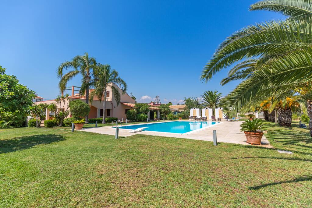 THE POOL AND EXTERNAL OF THE VILLA