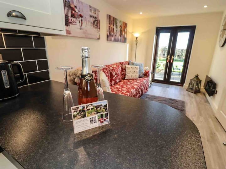 Bungalow With Breathtaking Views Across Fields. - Worcester, UK
