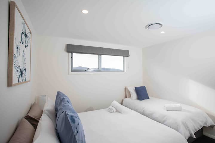 Upstairs bedroom- 1 x queen, 1 x single