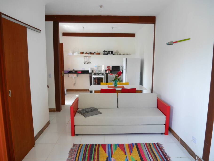 Sala de estar com sofá-cama e cozinha / Living room with sofa-bed and kitchen